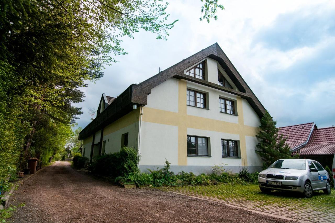 Penzion U Kostela Mlaka Экстерьер фото